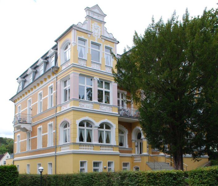 Das Gebäude gehört heute zum Upstalsboom Hotel Ostsestrand.