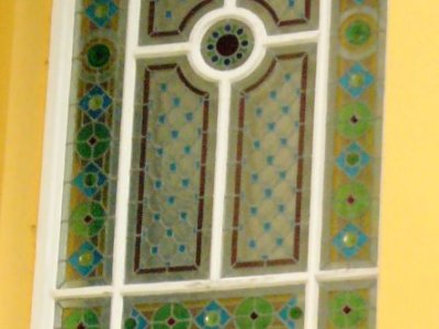 Herrliche Glasmalerei an einem Fenster der Villa Albertina.