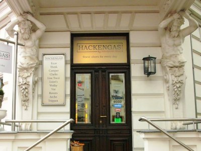  Beindruckender Gebäudeeingang an der Ecke Kulm- Klenzestraße.