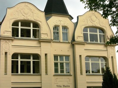Die Villa beeindruckt durch ihre großen Jugendstilmotive.