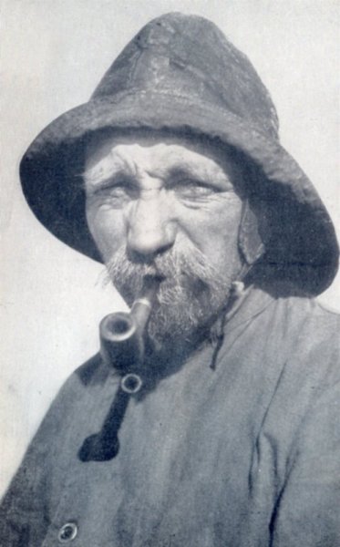 Ein vom Wetter gegerbtes Gesicht eines Fischers.