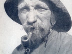 Ein vom Wetter gegerbtes Gesicht eines Fischers.